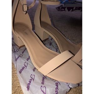 Women’s heels ‼️ NEVER WORN ‼️